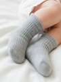 Babysocken grau mit Ziernähten
