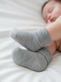 Einfarbige Kindersocken in Grau