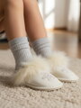Kinderhausschuhe und weiß, buschige 03