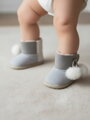 Moderne warme Krabbelschuhe für Babys Größe. ab 6-12 Monaten