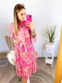 Damenkleid in Rosa mit Krawatte um den Hals