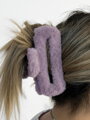 Huňatý fialový štipec do vlasov