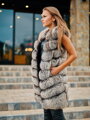 Luxusná dlhá pruhovaná vesta z pravej líšky 
