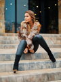 Luxuriöse kurze Lederjacke mit echtem Fuchspelz braun