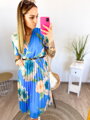 Blaues Kleid mit kurzen Ärmeln und Faltenrock