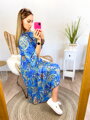 Damenkleid mit Muster auf blauem Hintergrund
