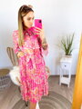 Damenkleid in Rosa mit Krawatte um den Hals