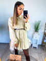 Stilvolles cremefarbenes Faltenkleid mit Knöpfen