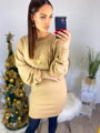 Cremefarbenes Damen-Strickkleid mit Halskette