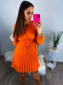 Orangefarbenes Damenkleid mit Faltenrock