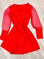 Trendiges rotes Damenkleid mit Perlen an den Ärmeln