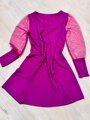 Trendiges rotes Damenkleid mit Perlen an den Ärmeln