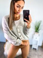 Grauer Damenstrickpullover mit Knöpfen 