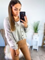Grauer Damenstrickpullover mit Knöpfen 