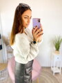 Pullover in grauer Farbe mit einer Kette auf der Rückseite