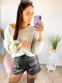 Pullover in grauer Farbe mit einer Kette auf der Rückseite