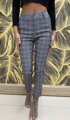 Elegante Damenhose in kariertem Design mit Rot