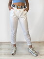 Weiße Damenhose mit Gürtel