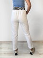 Weiße Damenhose mit Gürtel