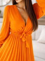 Orangefarbenes Damenkleid mit Faltenrock