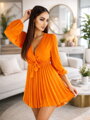 Orangefarbenes Damenkleid mit Faltenrock