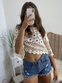 Trendy dámsky čipkovaný croptop 