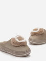 Moderne Hausschuhe isoliert in der Farbe Beige C32-MIX4