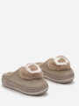 Moderne Hausschuhe isoliert in der Farbe Beige C32-MIX4