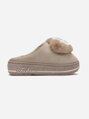 Moderne Hausschuhe isoliert in der Farbe Beige C32-MIX4