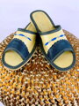 Offene Damen Hausschuhe Modell 98 blau mit Spitzenmuster