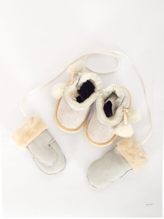 Geschenkset aus Krabbelschuhe und Handschuhe für Babys in graue Farbe