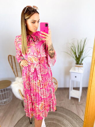 Damenkleid in Rosa mit Krawatte um den Hals