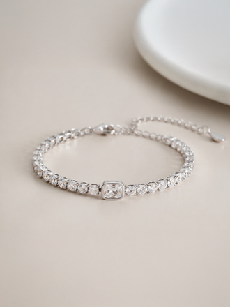 Elegantes Damenarmband mit dekorativem Stein