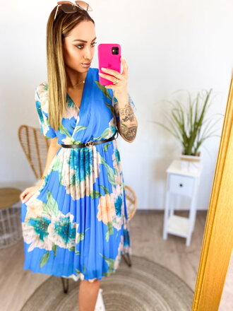 Blaues Kleid mit kurzen Ärmeln und Faltenrock