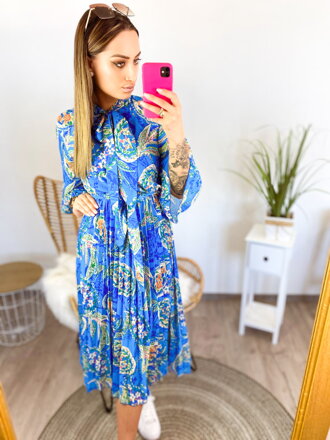 Damenkleid mit Muster auf blauem Hintergrund