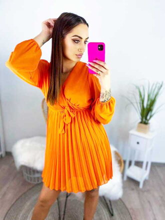 Orangefarbenes Damenkleid mit Faltenrock