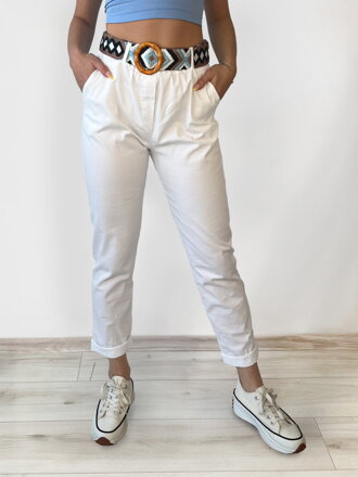 Weiße Damenhose mit Gürtel