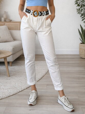 Weiße Damenhose mit Gürtel