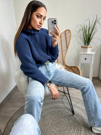Modny damski sweter w ciemnym niebieskim kolorze