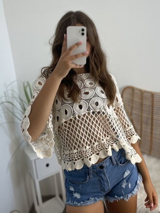 Trendy dámsky čipkovaný croptop 