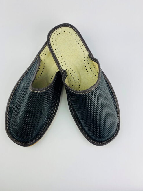 Pánske kožené papuče v čiernej farbe 17A