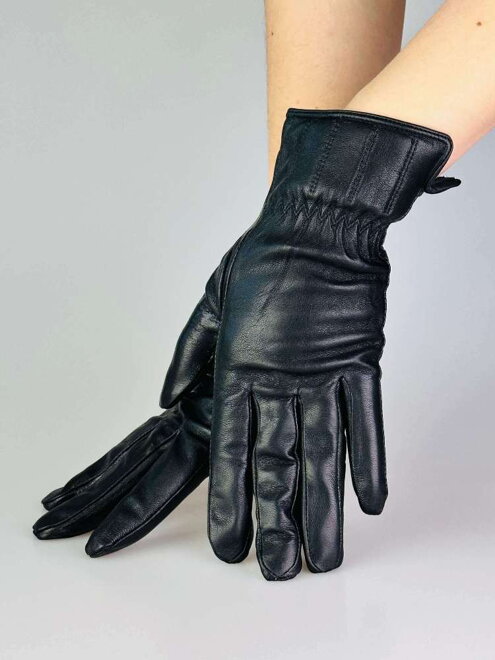 Dámske nazbierané rukavice v čiernej farbe 