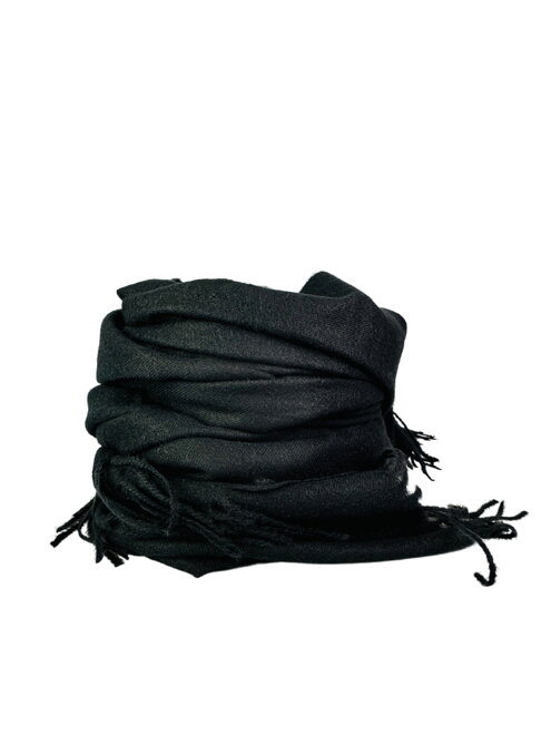Dámsky šál v čiernej farbe so strapcami 