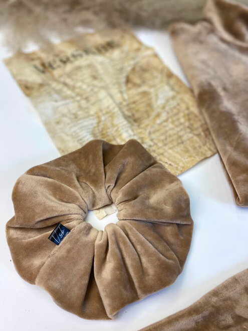Scrunchie velúrová gumička v hnedej farbe 