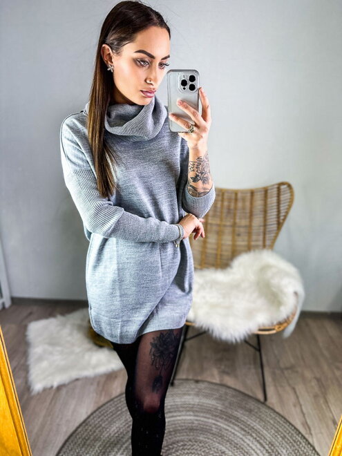 Pohodlné rolákové šaty v sivej farbe 