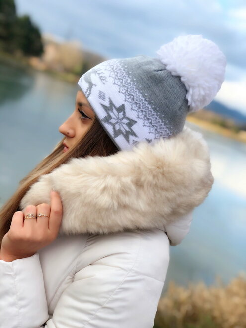 Damen Wintermütze mit Bommel aus Wolle grau