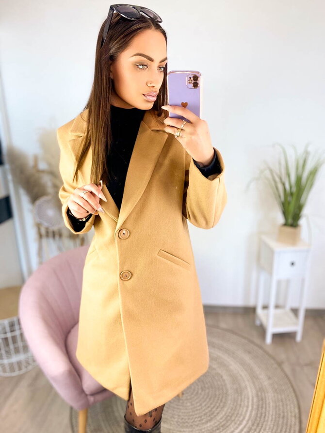 Mantel in einer schönen braunen Farbe mit Knöpfen