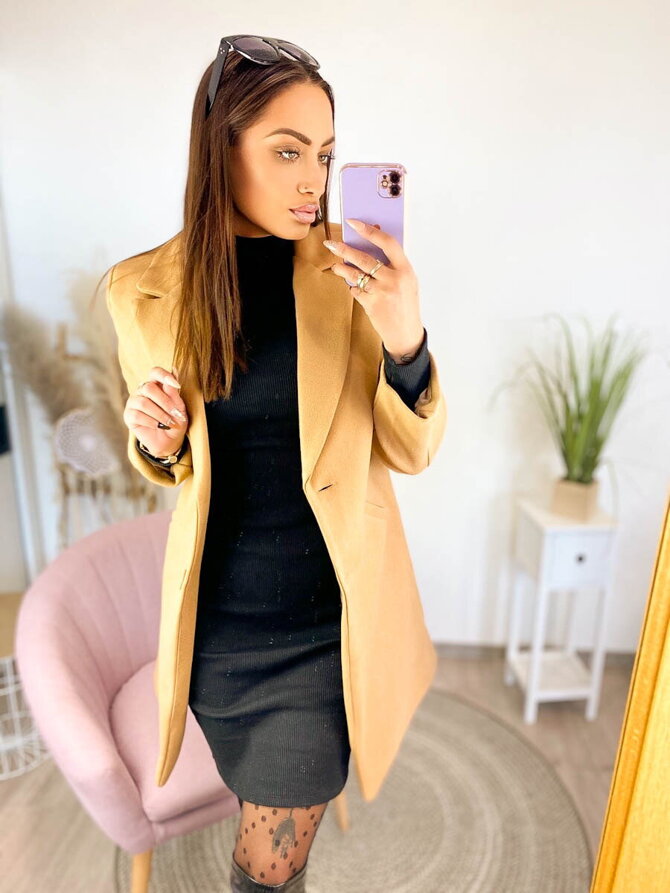 Mantel in einer schönen braunen Farbe mit Knöpfen