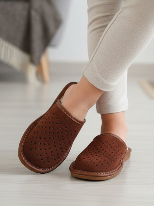 Kinder Hausschuhe Ein Modell aus braunem Leder  35-39