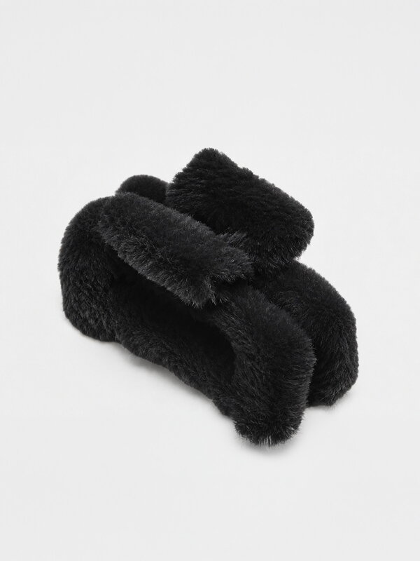 Schwarze flauschige Haarspange